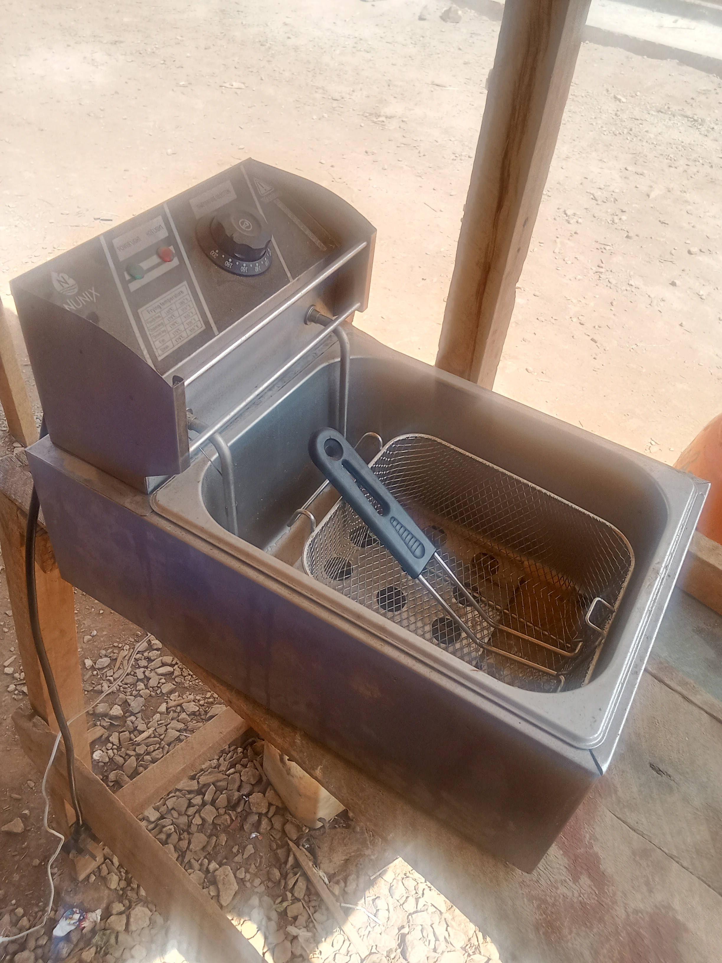 Commercial deep fryer 